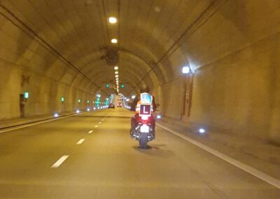 OSK Alpina - kurs nauki jazdy. Jazda praktyczna na motocyklu tunelem pod Martwą Wisłą w Gdańsku